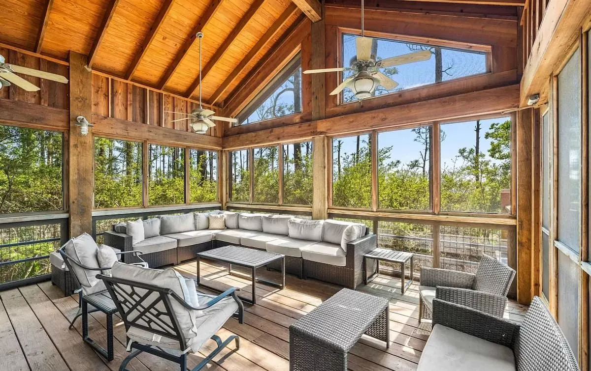 Screened lounge